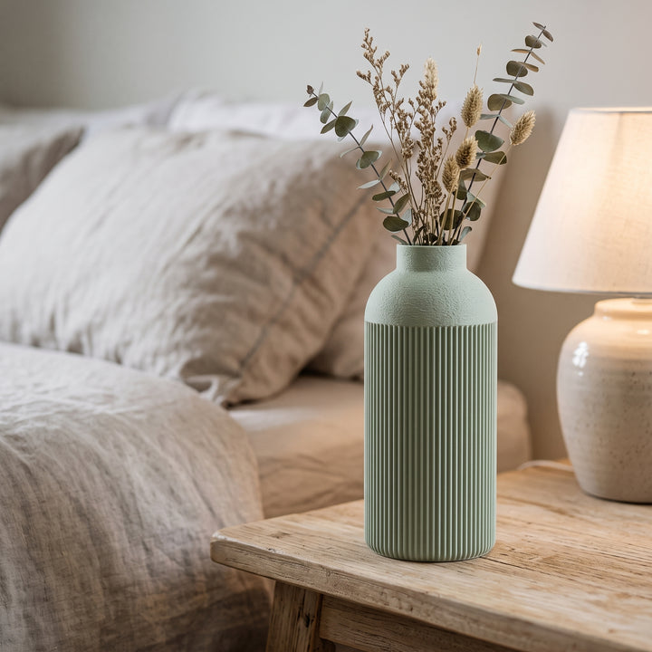 Nova - Verticaal Geribbelde Symmetrische Moderne Vaas — sfeer (salie)