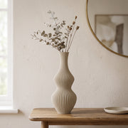 Oriel - Golvende Geribbelde Sculpturale Vaas — sfeer (creme)