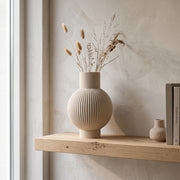 Varen - Geribbelde Bolle Minimalistische Moderne Vaas — sfeer (creme)
