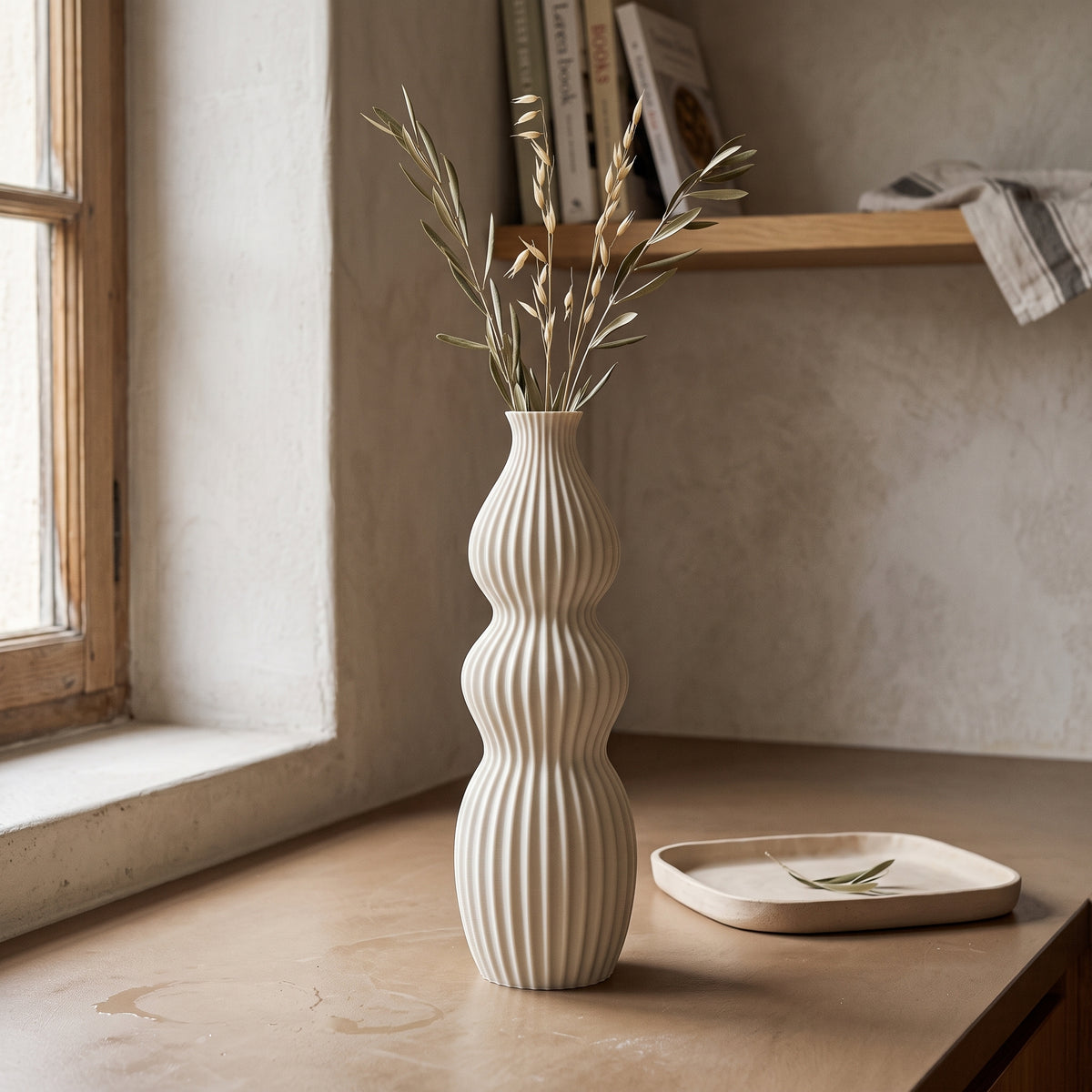 Isola - Geribbelde Golvende Sculpturale Moderne Vaas — sfeer (creme)