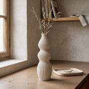 Isola - Geribbelde Golvende Sculpturale Moderne Vaas — sfeer (creme)