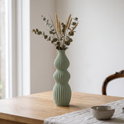 Isola - Geribbelde Golvende Sculpturale Moderne Vaas — sfeer (salie)