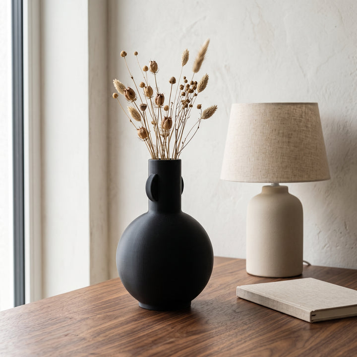 Nessa - Bolvormige Taps Sculpturale Moderne Vaas — sfeer (zwart-1455145_zwart__20260928T170552Z)