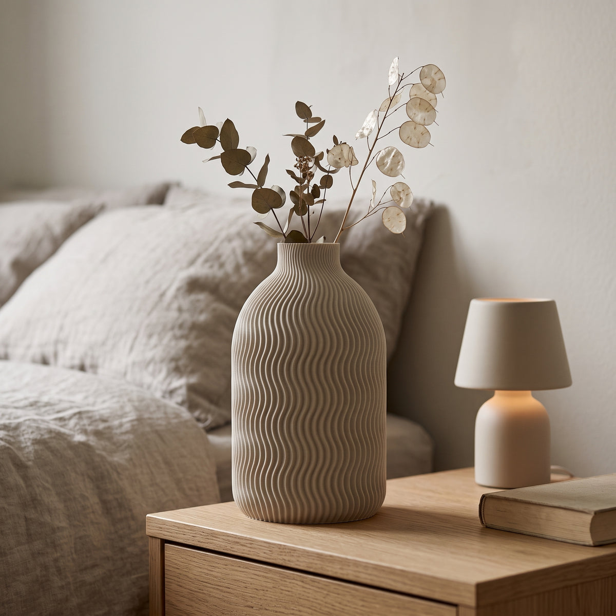 Solis - Golvende Ribbelige Sculpturale Vaas — sfeer (creme)