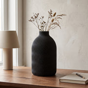 Solis - Golvende Ribbelige Sculpturale Vaas — sfeer (zwart)