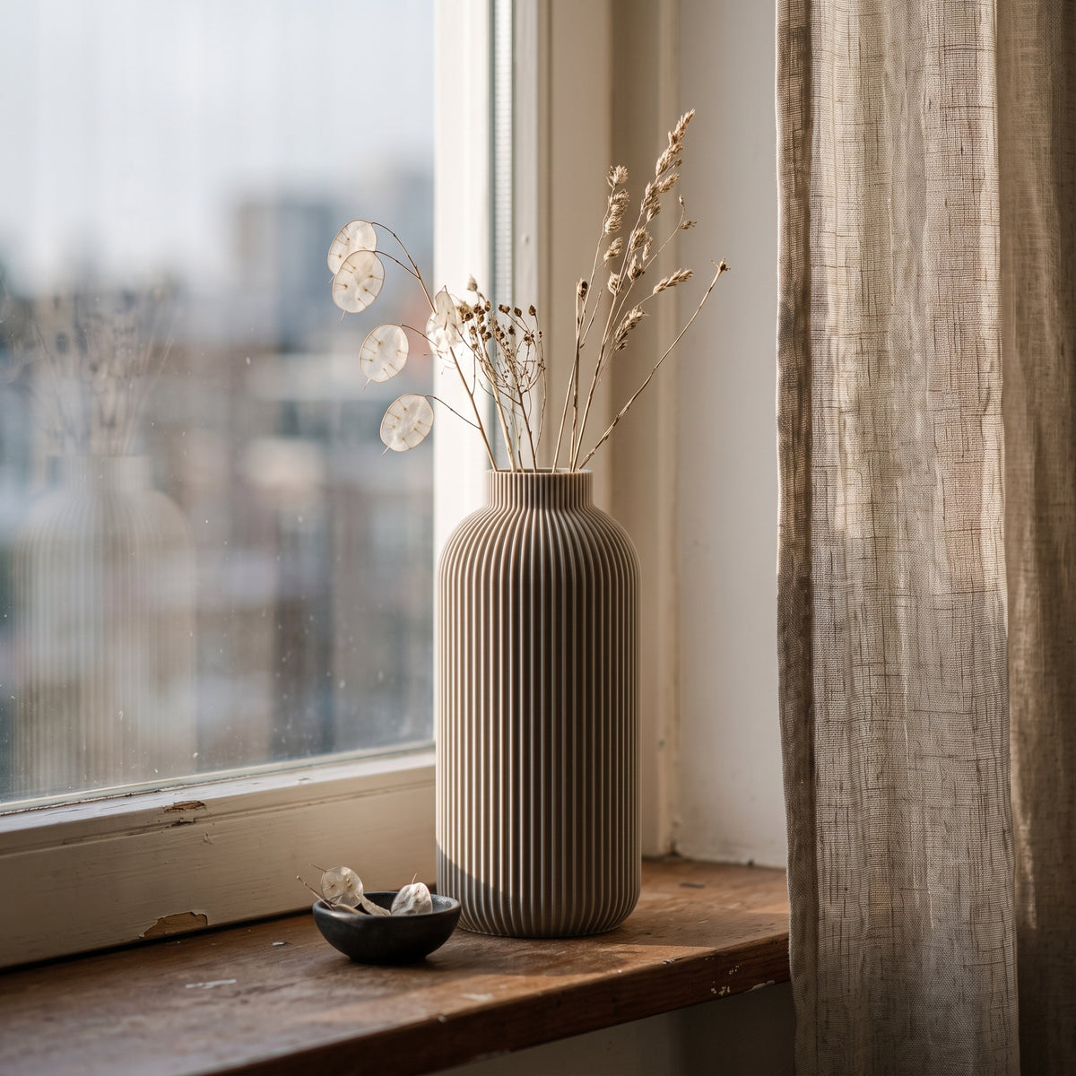 Maren - Verticaal Geribbelde Gestroomlijnde Minimalistische Vaas — sfeer (creme)