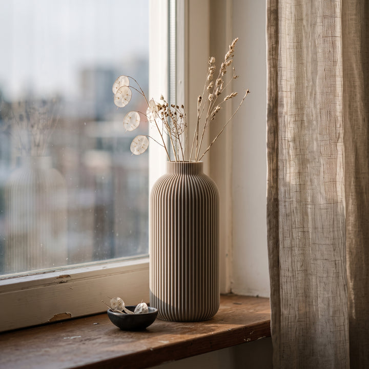 Maren - Verticaal Geribbelde Gestroomlijnde Minimalistische Vaas — sfeer (creme)