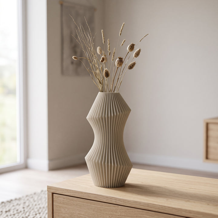 Lorin - Gegroefde Taps Toelopende Sculpturale Vaas — sfeer (creme)