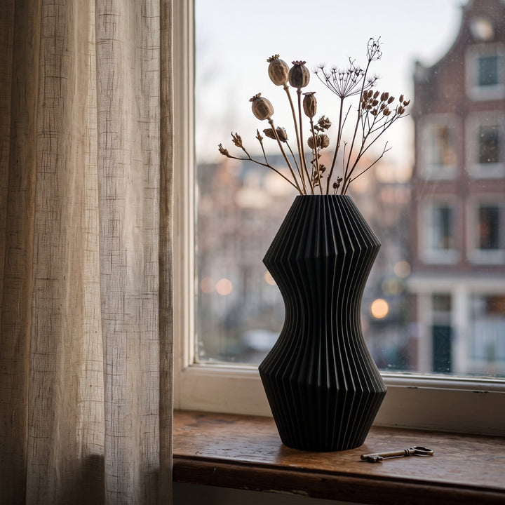 Lorin - Gegroefde Taps Toelopende Sculpturale Vaas — sfeer (zwart)