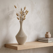 Nava - Gefacetteerde Symmetrische Sculpturale Vaas — sfeer (creme)
