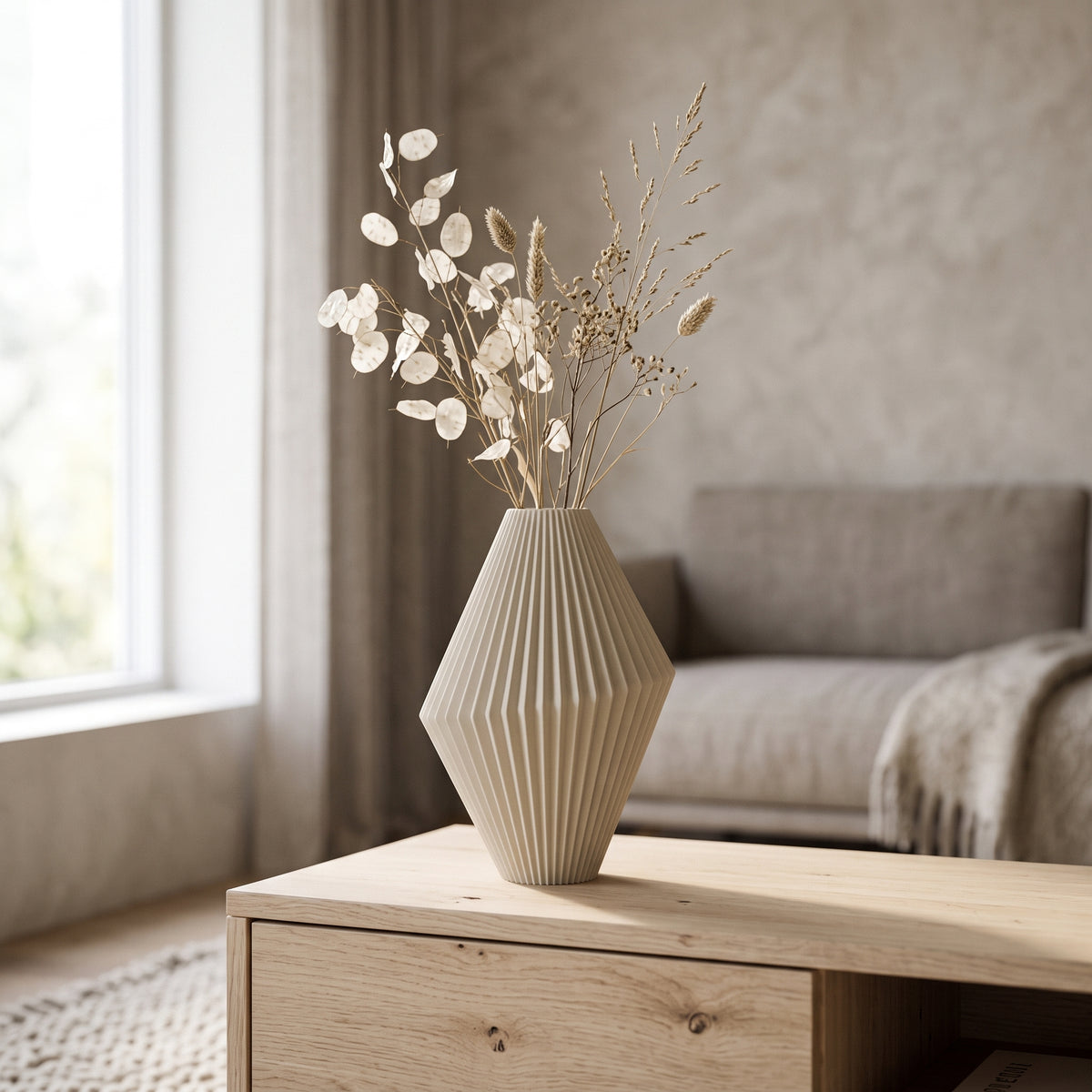 Milo - Gefacetteerde Geribbelde Sculpturale Vaas — sfeer (creme)