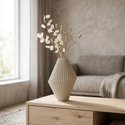 Milo - Gefacetteerde Geribbelde Sculpturale Vaas — sfeer (creme)