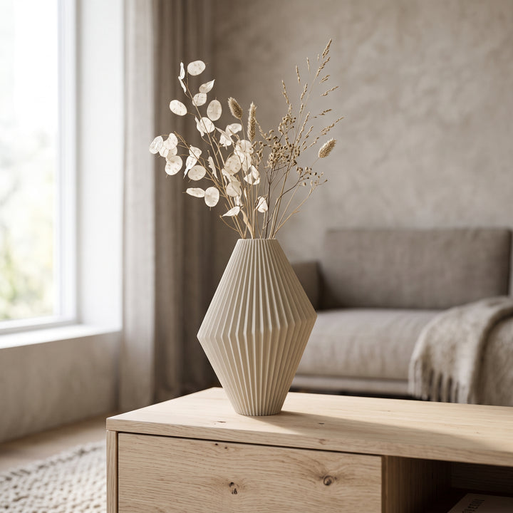 Milo - Gefacetteerde Geribbelde Sculpturale Vaas — sfeer (creme)