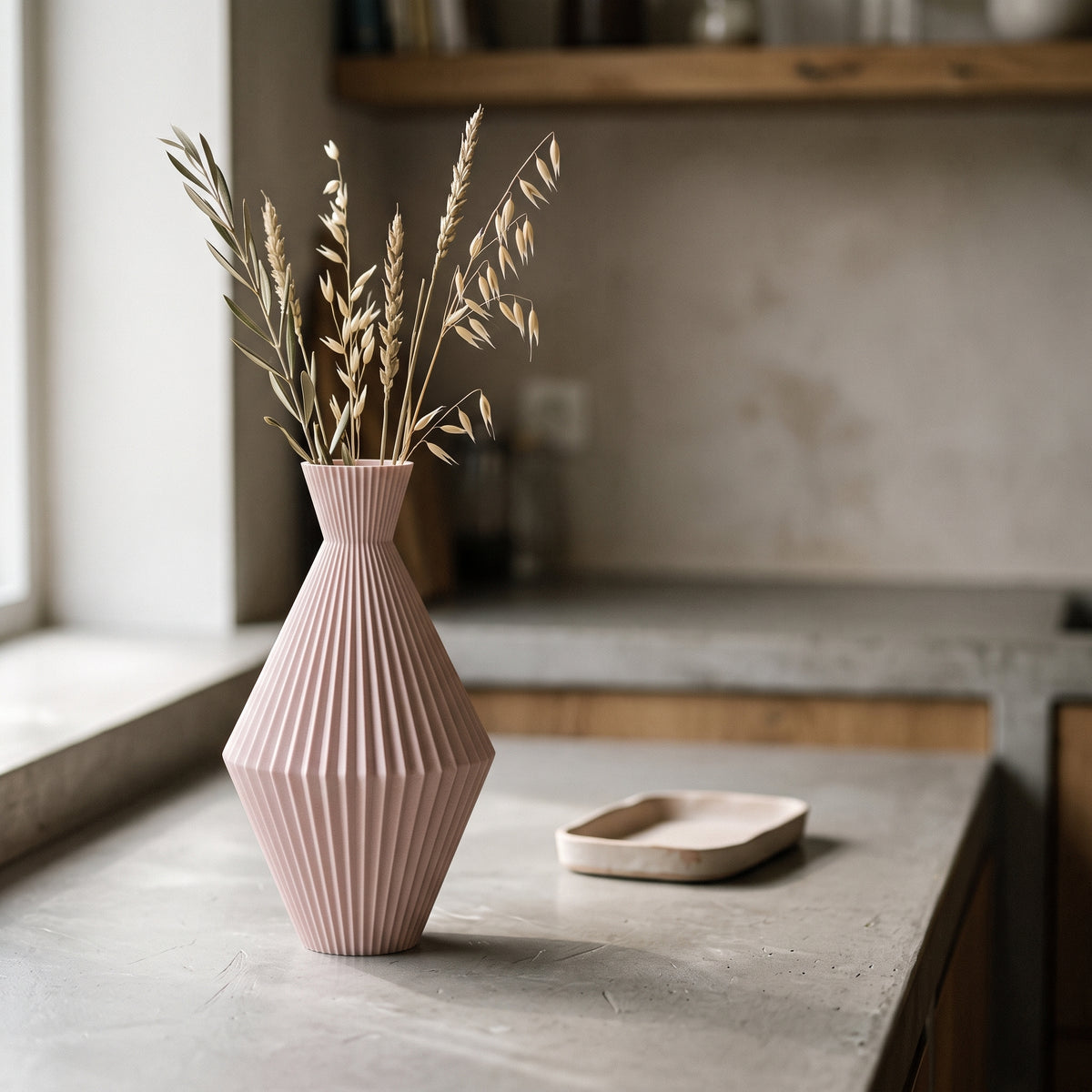 Arden - Geribbelde Facetten Geometrische Sculpturale Vaas — sfeer (bloesem)