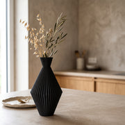 Arden - Geribbelde Facetten Geometrische Sculpturale Vaas — sfeer (zwart)