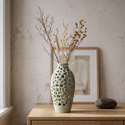 Ulani - Geperforeerde Organische Sculpturale Vaas — sfeer (salie-1479877_salie__20260928T160951Z)