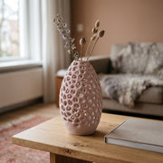 Petra - Geperforeerde Taps Toelopende Sculpturale Vaas — sfeer (bloesem)