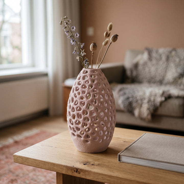 Petra - Geperforeerde Taps Toelopende Sculpturale Vaas — sfeer (bloesem)