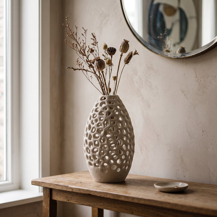 Petra - Geperforeerde Taps Toelopende Sculpturale Vaas — sfeer (creme)