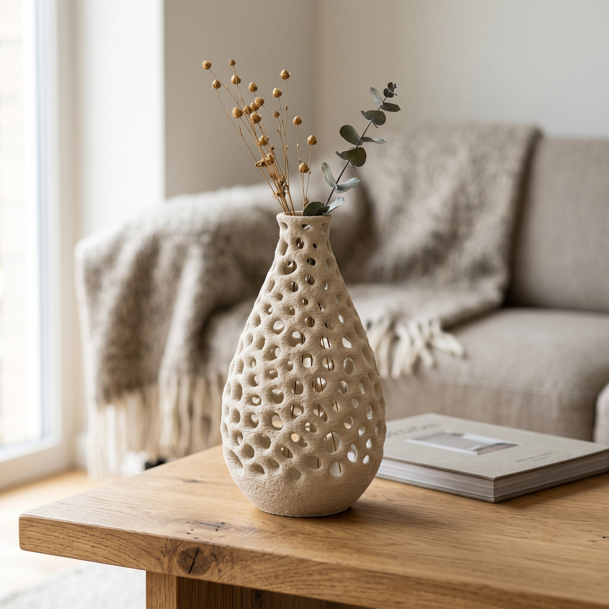 Liva - Geperforeerde Organische Sculpturale Vaas — sfeer (creme)