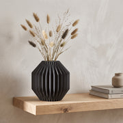 Calen - Gefacetteerde Bolle Sculpturale Vaas — sfeer (zwart)