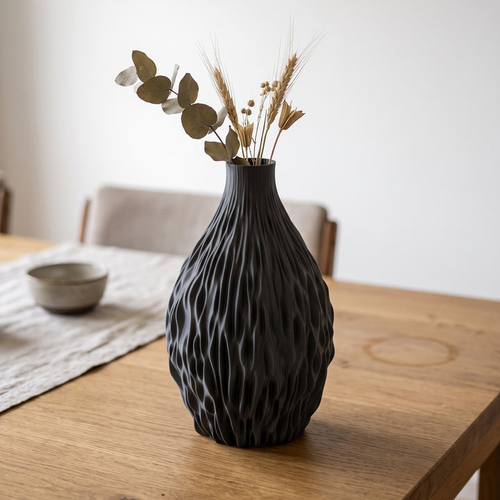 Noor - Geribbelde Organische Sculpturale Vaas — sfeer (zwart)