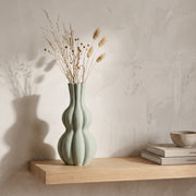 Ember - Geribbelde Organische Sculpturale Vaas — sfeer (salie-1543975_salie__20260928T161924Z)
