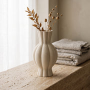Galen - Gegroefde Sculpturale Moderne Vaas — sfeer (creme)