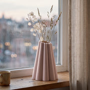 Renna - Geribbelde Conische Sculpturale Vaas — sfeer (bloesem)