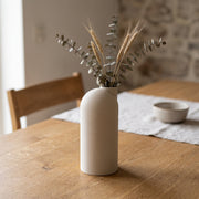 Liora - Gegroefde Asymmetrische Minimalistische Vaas — sfeer (creme)