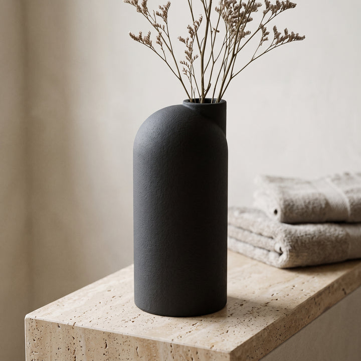 Liora - Gegroefde Asymmetrische Minimalistische Vaas — sfeer (zwart)